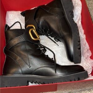 Vlogo signature calfskin smooth leather combat bootss